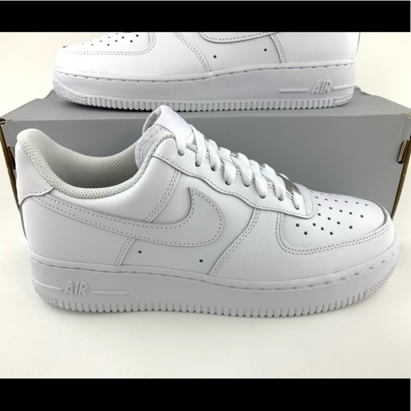 NEW Nike Air Force 1 ‘07 LE Low Triple White - Picture 7 of 8
